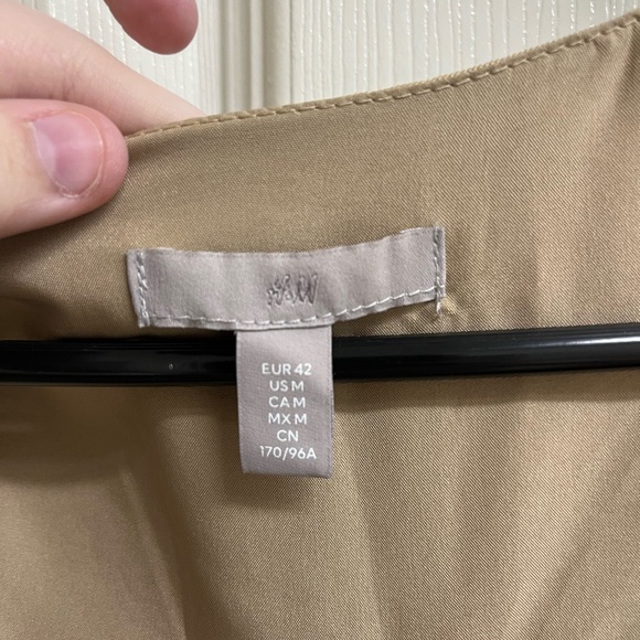 H&M Tan V-Neck Belted Button-up Wide Leg Jumpsuit SZ M - Picture 4 of 4